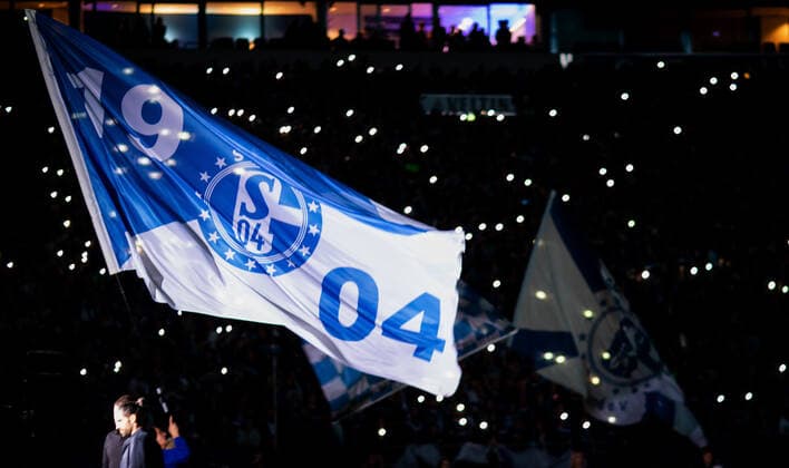 Bilder des Jahres 2019, Sport 09 September Sport Themen der Woche KW38 Gelsenkirchen, 20.09.2019 Schalke Fahne erstrahlt FC Schalke 04 - FSV Mainz 05 DFL regulations prohibit any use of photographs as image sequences and or quasi-video