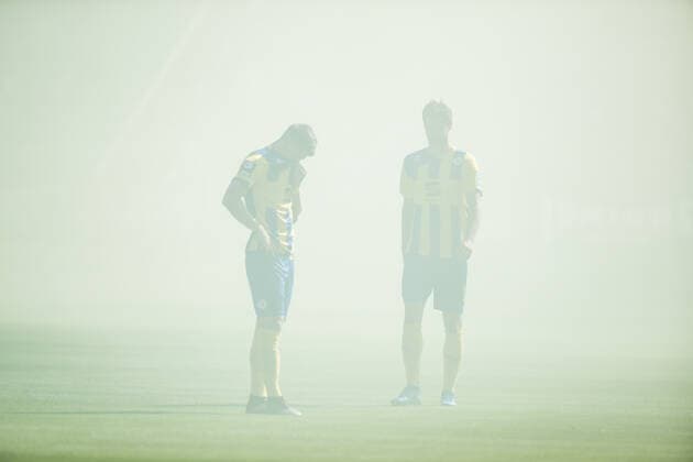 Bilder des Jahres 2019, Sport 09 September Sport Themen der Woche KW38 Sport Bilder des Tages 3. Fussball Bundesliga; Viktoria Koeln - Eintracht Braunschweig, 21.09.2019 Zwei Spieler stehen im Nebel der Rauchfackeln auf dem Feld, 3. Fussball Bundesliga, Viktoria Koeln - Eintracht Braunschweig, Koeln, Sportpark Hoehenberg DFL REGULATIONS PROHIBIT ANY USE OF PHOTOGRAPHS AS IMAGE SEQUENCES AND OR QUASI-VIDEO. Copyright: xBEAUTIFULxSPORTS Wunderlx