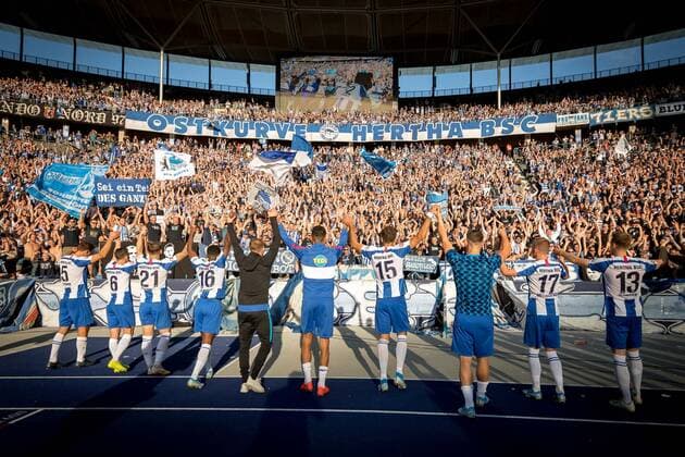 Bilder des Jahres 2019, Sport 09 September Sport Themen der Woche KW38 Sport Bilder des Tages Fussball Berlin 21.09.2019 Saison 2019 2020 1. Bundesliga DFL Hertha BSC Berlin - SC Paderborn Jubel Hertha mit Fans nach dem Spiel