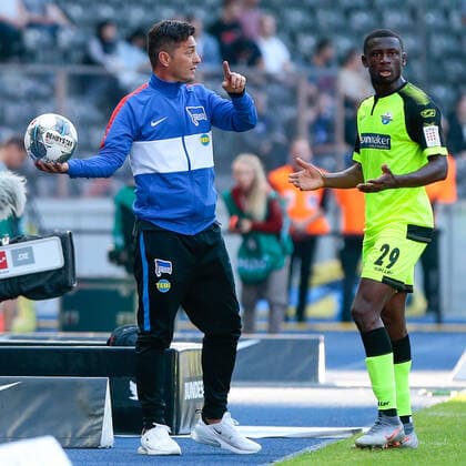 Bilder des Jahres 2019, Sport 09 September Sport Themen der Woche KW38 21.09.2019, xtgx, Fussball 1.Bundesliga, Hertha BSC Berlin - SC Paderborn 07 emspor, v.l. Ante Covic (Hertha, Trainer) enthaelt Jamilu Collins (Paderborn, 29) den Ball vor (DFL DFB REGULATIONS PROHIBIT ANY USE OF PHOTOGRAPHS as IMAGE SEQUENCES and or QUASI-VIDEO) Berlin