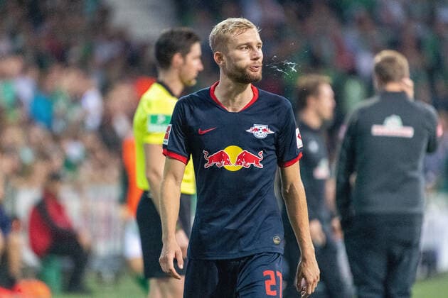 Bilder des Jahres 2019, Sport 09 September Sport Themen der Woche KW38 Sport Bilder des Tages GER, 1.FBL, Werder Bremen vs RB Leipzig 21.09.2019, wohninvest Weserstadion, Bremen, GER, 1.FBL, Werder Bremen vs RB Leipzig, DFL REGULATIONS PROHIBIT ANY USE OF PHOTOGRAPHS AS IMAGE SEQUENCES AND OR QUASI-VIDEO. im Bild gelb rote karte fuer Konrad Laimer (RB Leipzig 27)