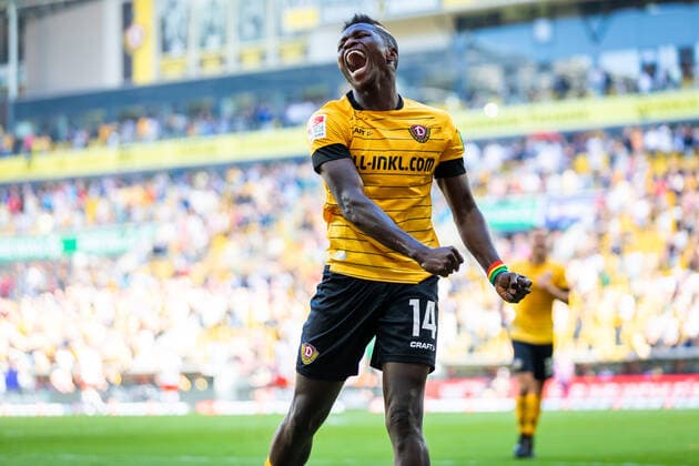 Bilder des Jahres 2019, Sport 09 September Sport Themen der Woche KW38 Sport Bilder des Tages 22.09.2019, Fussball, GER, Saison 2019 2020, 2. Bundesliga, 7. Spieltag, SG Dynamo Dresden - SSV Jahn Regensburg Jubel nach dem 2:1 Siegtreffer für Dynamo Dresden. Im Bild _ Moussa Kone DFL REGULATIONS PROHIBIT ANY USE OF PHOTOGRAPHS AS IMAGE SEQUENCES AND OR QUASI-VIDEO..) mit Moussa Kone (mi.) und Linus Wahlqvist DFL REGULATIONS PROHIBIT ANY USE OF PHOTOGRAPHS AS IMAGE SEQUENCES AND OR QUASI-VIDEO.