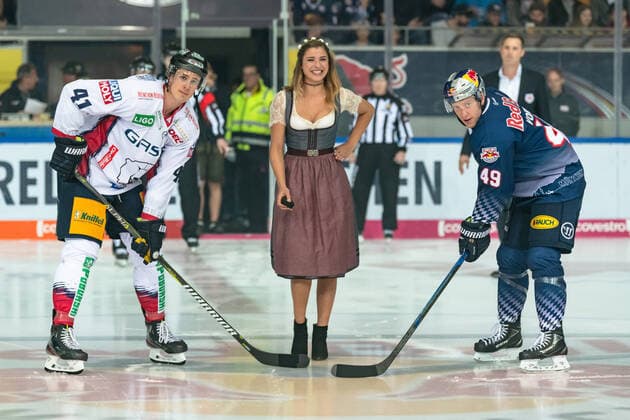 Bilder des Jahres 2019, Sport 09 September Sport Themen der Woche KW38 Sport Bilder des Tages Wiesenplaymade Stella Tiana Stegmann beim Eroeffnungsbully mit Louis-Marc Aubry (Eisbaeren Berlin) und Mark Voakes (EHC Red Bull Muenchen) im Spiel Red Bull Muenchen gegen die Eisbaeren Berlin am 22.09.2019. GER, Eishockey, Deutsche Eishockey Liga DEL, EHC Red Bull Muenchen gegen Eisbaeren Berlin, 22.09.2019, Olympiaeisstadion Muenchen Muenchen Copyright: xEIBNER Heike_Feinerx EP_HFR