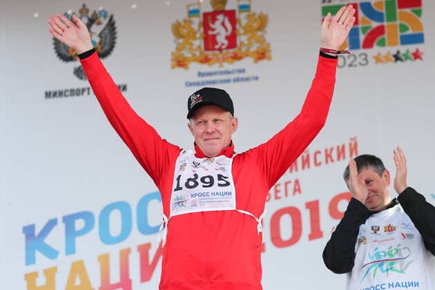 YEKATERINBURG, RUSSIA - SEPTEMBER 21, 2019: Russian State Duma member, former biathlete and cross country skier Sergei Tchepikov (front) before the start of a mass race on Prospekt Lenina Street as part of the 2019 All-Russian Cross-Country Race of the Nations. Donat Sorokin TASS  TS0BBCAC