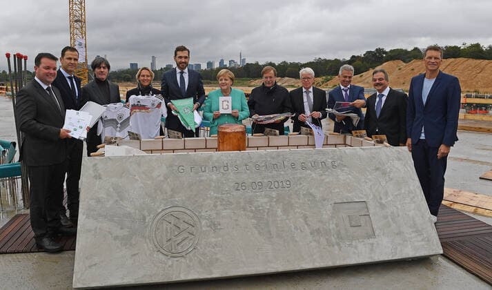 Bilder des Jahres 2019, Sport 09 September Sport Themen der Woche KW39 Sport Bilder des Tages 26.09.2019, xjhx, Fussball DFB-Akademie, Grundsteinlegung neue DFB-Zentrale und Akademie in Frankfurt am Main emspor, v.l. Peter Matheo (Bauunternehmen),, Team Manager Oliver Bierhoff (Deutsche Fussball Nationalmannschaft DFB), Grundsteinlegung Trainer Joachim JOGI Loew (Deutsche Fussball Nationalmannschaft DFB), Trainerin Martina Voss-Tecklenburg (Deutsche Fussball Nationalmanschaft Damen), Dr. Friedrich Curtius (Generalsekräter, Deutsche Fussball Bund), Bundeskanzlerin Angela Merkel, Vize Praesident Dr. Rainer Koch (Deutsche Fussball Bund DFB, Amateure, Recht und Satzungsfragen), Dr. Reinhard Rauball (Praesident Ligaverband DFL), Oberbürgermeister der Stadt Frankfurt am Main Peter Feldmann (SPD), Gerhard Wittfeld (Architekt) (DFL DFB REGULATIONS PROHIBIT ANY USE OF PHOTOGRAPHS as IMAGE SEQUENCES and or QUASI-VIDEO) Frankfurt am Main