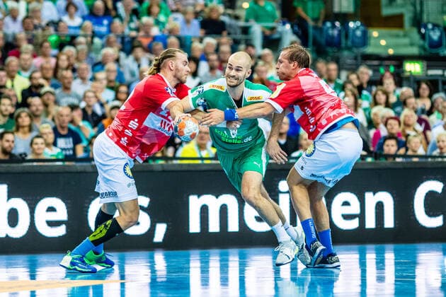 Bilder des Jahres 2019, Sport 09 September Sport Themen der Woche KW39 Sport Bilder des Tages (vlr) Fabian Gutbrod ( 22 Bergischer HC 06), Maximilian Janke ( 13 SC DHFK Leipzig), Max Darj ( 5 Bergischer HC 06) waehrend der Saison 2019-2010 in der 1. Handball Bundesliga (Herren) zwischen SC DHfK Leipzig und Löwen Bergischer HC 06 in der Arena Leipzig am 26. September 2019 in Leipzig, Sachsen, Deutschland