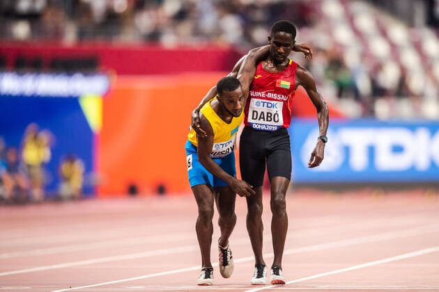 Bilder des Jahres 2019, Sport 09 September Sport Themen der Woche KW39 190927 Braima Suncar Daibo helps Jonathan Busby during the men?s 5000 meter qualification during day 1 of the IAAF World Athletics Championships on September 27, 2019 in Doha. Photo: Joel Marklund BILDBYRAN kod JM 88031 bbeng athletics track & field friidrott friidrett iaaf world athletics championships athletics World Championship, WM, Weltmeisterschaft vm friidrotts-vm friidretts-vm Copyright: JOELxMARKLUND BB190927JM150