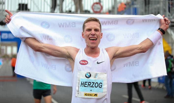 Bilder des Jahres 2019, Sport 09 September Sport Themen der Woche KW39 Sport Bilder des Tages Berlin Marathon, Peter Herzog qualifiziert sich für Olympia 2020 Peter Herzog (AUS) sichert sich Olympiateilnahme 2020 und läuft persönliche Bestzeit von 2:10:57 Stunden beim BMW Berlin Marathon 2019 auf Straße des 17. Juni in Berlin am 29.09.19 BMW Berlin Marathon 2019