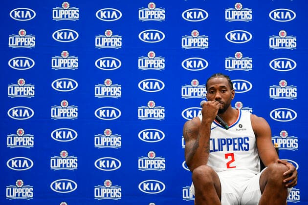 PLAYA VISTA, CA - SEPTEMBER 29: Los Angeles Clippers Forward Kawhi Leonard (2) looks on during media day at the Los Angeles Clippers Training Center on September 29, 2019 in Playa Vista, California. (Photo by Brian Rothmuller Icon Sportswire) NBA, Basketball Herren, USA SEP 29 Clippers Media Day Icon190929004