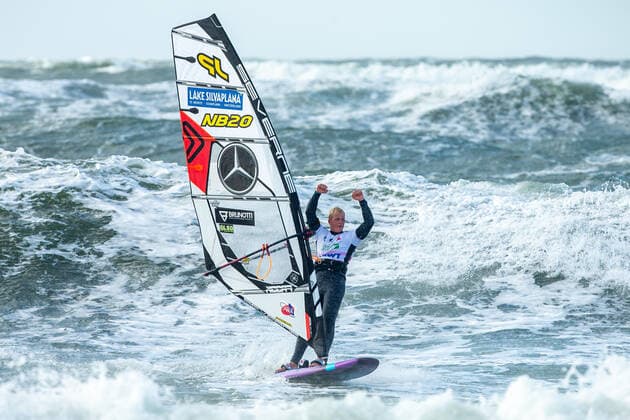 Bilder des Jahres 2019, Sport 09 September Sport Themen der Woche KW40 Sport Bilder des Tages PWA - Mercedes-Benz - World Windsurfing Tour Sylt 2019 - Freestyle Men - Wave Men; Sylt Westerland, 30.09.2019 Vrieswijk Amado (Hydrofoil, Freestyle Men, Bonaire, NB 20); Winner; PWA - Mercedes-Benz - World Windsurfing Tour Sylt 2019 - Freestyle Men - Wave Men am 30.09.2019 in der Brandenburger Strand in Sylt Westerland (Deutschland). Copyright: xBEAUTIFULxSPORTS AndreasxDickx