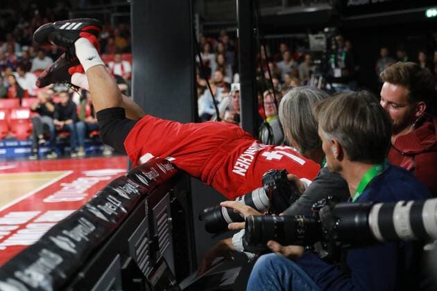 Bilder des Jahres 2019, Sport 09 September Sport Themen der Woche KW40 Sport Bilder des Tages Nihad Djedovic (FC Bayern) landet nach einer Aktion zwischen Fotografen Basketball FC Bayern München Basketball - Hamburg Towers 30.09.2019