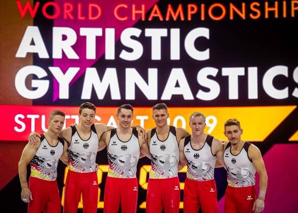 Bilder des Jahres 2019, Sport 10 Oktober Sport Themen der Woche KW40 Sport Bilder des Tages Turn WM Stuttgart 2019 Team Deutschland: v.l.: Philipp Herder Karim Rida Andreas Toba Lukas Dauser Felix Remuta Nick Klessing - Podium Training - Turn-WM 2019 Stuttgart Deutschland Stuttgart. 03.10.19 Turnen Podium Training , Stuttgart Baden Wuerttemberg Deutschland