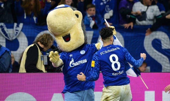 Bilder des Jahres 2019, Sport 10 Oktober Sport Themen der Woche KW40 Fussball, Bundesliga, Deutschland, Herren, Saison 2019 2020, 7. Spieltag, VELTINS Arena Gelsenkirchen: FC Schalke 04, S04 (blau) - 1. FC Köln (rot); Jubel Suat Serdar (S04) nach seinem Tor zum 1:0. Jubel, Freude, Aktion. DFL REGULATIONS PROHIBIT ANY USE OF PHOTOGRAPHS AS IMAGE SEQUENCES AND OR QUASI-VIDEO.