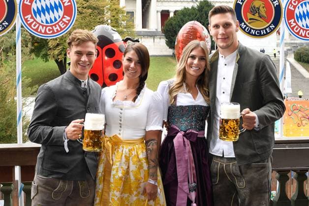 06.10.2019, xfux, Fussball 1.Bundesliga, FC Bayern Muenchen besucht Oktoberfest 2019, emspor, v.l. Joshua Kimmich (FC Bayern Muenchen) mit seiner Freundin Lina Meyer, Niklas Suele (FC Bayern Muenchen) mit seiner Freundin Melissa Halter Muenchen