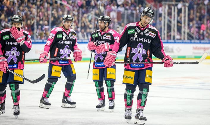 06.10.19, Berlin, Eishockey, DEL, 9.Spieltag, Eisbären Berlin gegen Straubing Tigers, Mercedes-Benz Arena Berlin. Berlins Fabian Dietz (l) hält den pinken Handschuh vors Gesicht, Teamkollege Andre Rankel (r) läuft dem Schläger in der Hand. Eishockey - DEL - 9.Spieltag - Eisbären Berlin - Straubing Tigers