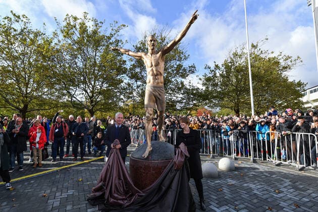 Bilder des Jahres 2019, Sport 10 Oktober Sport Themen der Woche KW41 Sport Bilder des Tages 191008 Hakan Sjöstrand, General Secretary of the Swedish Football Association, and Katrin Stjernfeldt Jammeh, Chairwoman Malmö City Council reveals the statue of Zlatan Ibrahimovic Stadiontorget on October 8, 2019 in Malmö. Photo: Petter Arvidson BILDBYRAN kod PA 92363 bbeng fotboll football soccer Zlatan Ibrahimovic staty Statue Copyright: PETTERxARVIDSON BB191008PA053