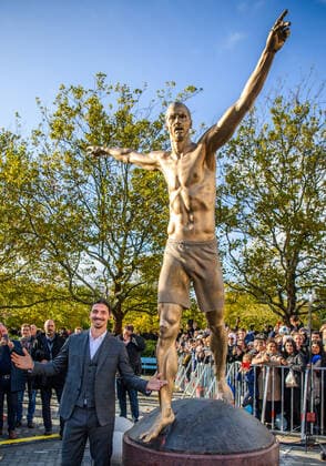 191008 Zlatan Ibrahimovic pose besides his statue after the revealing ceremony of his statue at Stadiontorget on October 8, 2019 in Malmö. Photo: Petter Arvidson BILDBYRAN kod PA 92363 bbeng fotboll football soccer Zlatan Ibrahimovic staty Statue Copyright: PETTERxARVIDSON BB191008PA098