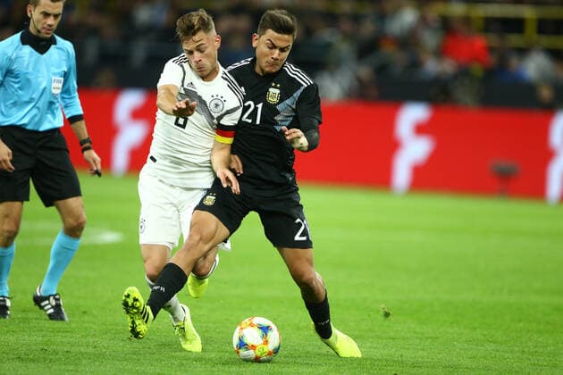 Joshua Kimmich (Deutschland) im Zweikampf mit Paulo Dybala (Argentinien), Deutschland vs Argentinien, Fussball, Freundschaftsspiel, 09.10.2019 DFB regulations prohibit any use of photographs as image sequences and or quasi-video. Deutschland vs Argentinien, Fussball, Freundschaftsspiel, 09.10.2019 Dortmund Copyright: xEIBNER AlexanderxNeisx EP_ANS