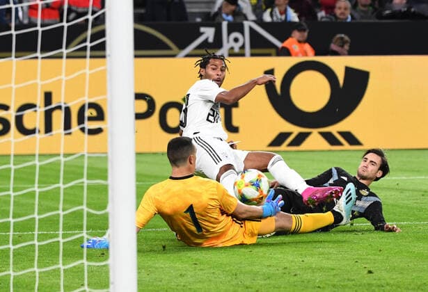 Bilder des Jahres 2019, Sport 10 Oktober Sport Themen der Woche KW41 Sport Bilder des Tages Fussball, Herren, Saison 2019 2020, Länderspiel in Dortmund, Deutschland - Argentinien, Serge Gnabry (Deutschland) erzielt das Tor zum 1:0 gegen Torwart Augustin Marchesin (Argentinien), 09.10. 2019, Copyright: xMatthiasxKochx