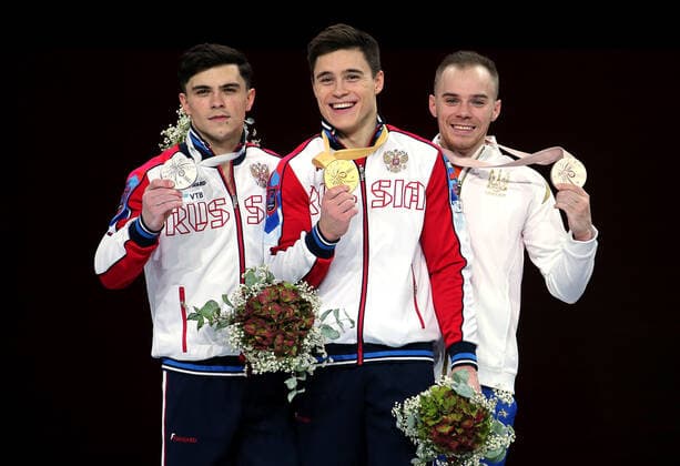 Bilder des Jahres 2019, Sport 10 Oktober Sport Themen der Woche KW41 Sport Bilder des Tages Turnen, WM in Stuttgart, Nikita Nagorni gewinnt Mehrkampf 11.10.2019 Deutschland, Stuttgart, World Championships Artistic Gymnastics 2019: Finale Mehrkampf Männer: Siegerehrung, v.l. Artur Dalaloyan (RUS, Platz), Sieger Nikita Nagornyy (RUS), Oleg Verniaiev (UKR, 3. Platz)