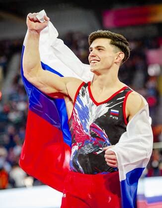 Sieger pose mit russischer Flagge: DALALOYAN Artur (RUS) Freude ueber den zweiten Platz - Turn-WM 2019 Stuttgart Deutschland - Hanns-Martin-Schleyer-Halle Finale Mehrkampf Maenner Men s All-Around Final 2019-10-11 bei der Turn WM Stuttgart 2019. Stuttgart. 12.10.19 Turnen Weltmeisterschaft , Stuttgart Baden Wuerttemberg Deutschland