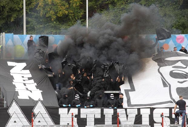 Bilder des Jahres 2019, Sport 10 Oktober Sport Themen der Woche KW41 Sport Bilder des Tages 12.10.2019, xklex, Fussball Regionalliga Suedwest, 1.FC Saarbruecken - VfR Aalen emspor, v.l. Fans des VfR Aalen, Choreo, Choreographie, Fahnen, Pyro, Pyrotechnik, Rauch (DFL DFB REGULATIONS PROHIBIT ANY USE OF PHOTOGRAPHS as IMAGE SEQUENCES and or QUASI-VIDEO) Voelklingen