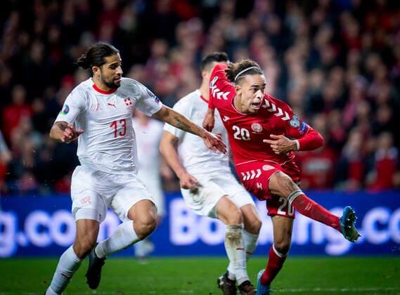 Bilder des Jahres 2019, Sport 10 Oktober Sport Themen der Woche KW41 Danmarks Yussuf Yurary Poulsen og Ricardo Rodríguez ved 1-0 scoring under EM-kvalifikationskampen mellem Danmark - Schweiz i Parken loerdag den 12. oktober 2019. , Copenhagen Denmark
