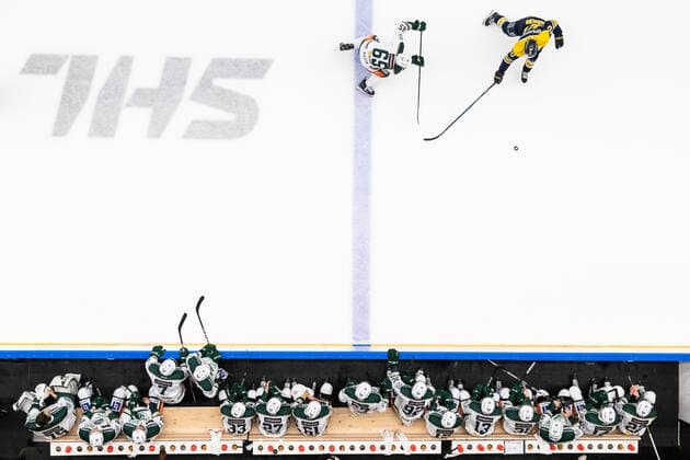Bilder des Jahres 2019, Sport 10 Oktober Sport Themen der Woche KW41 Sport Bilder des Tages 191012 Färjestads Vojtech Mozik och HV71:s Martin Thörnberg i kamp om pucken under ishockeymatchen i SHL mellan HV71 och Färjestad den 12 oktober 2019 i Jönköping. Copyright: MATHIASxBERGELD BB191012MB114