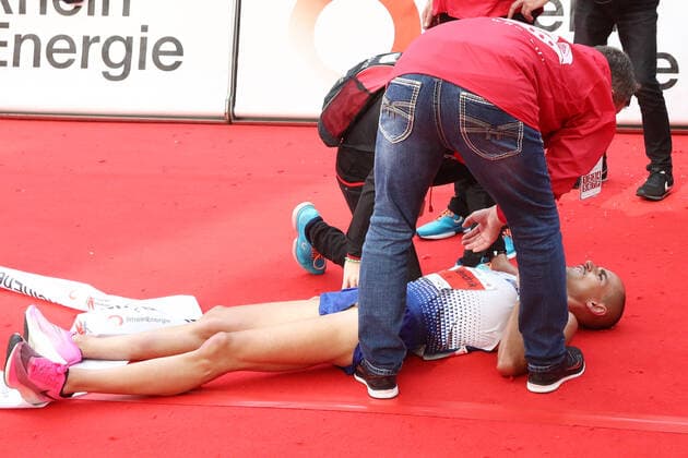 Bilder des Jahres 2019, Sport 10 Oktober Sport Themen der Woche KW41 Sport Bilder des Tages Kölnmarathon Sieger Herren Hendrik Pfeiffer nach dem Zieleinlauf 13.10.2019 Bild: