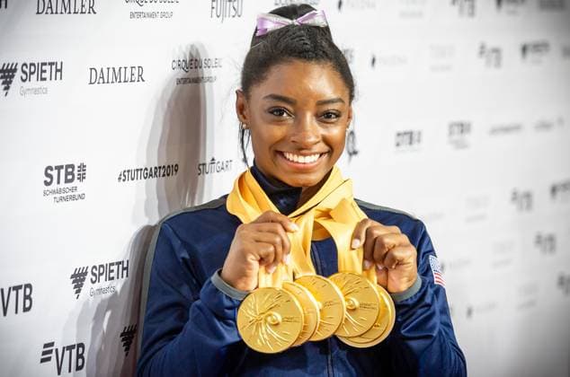 Bilder des Jahres 2019, Sport 10 Oktober Sport Themen der Woche KW41 Sport Bilder des Tages GOLD-Gewinnerin BILES Simone USA - Turn-WM 2019 Stuttgart Deutschland - 2019-10-13 bei der Turn WM Stuttgart 2019. Stuttgart. 13.10.19 Turnen Weltmeisterschaft , Stuttgart Baden Wuerttemberg Deutschland