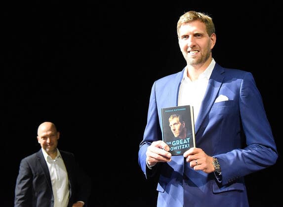 Bilder des Jahres 2019, Sport 10 Oktober Sport Themen der Woche KW42 Sport Bilder des Tages 17.10.2019, xhbx, Basketball Buchmesse, Dirk Nowitzki Team - Buchvorstellung The Great Nowitzki emspor, v.l. Autor Thomas Pletzinger, Dirk Nowitzki (DFL DFB REGULATIONS PROHIBIT ANY USE OF PHOTOGRAPHS as IMAGE SEQUENCES and or QUASI-VIDEO) Frankfurt