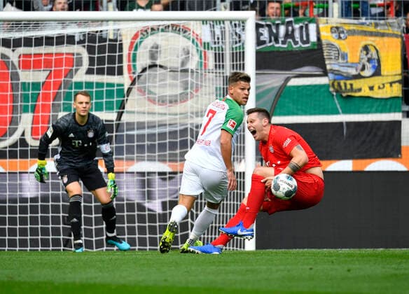 Bilder des Jahres 2019, Sport 10 Oktober Sport Themen der Woche KW42 beim Kopfballduell, Zweikampf, Aktion Florian Niederlechner FC Augsburg FCA gegen Niklas Süle FC Bayern München FCB verletzt Verletzung bei Süle, der vom Platz muss FC Augsburg FCA vs FC Bayern München FCB 19.10.2019 DFL REGULATIONS PROHIBIT ANY USE OF PHOTOGRAPHS AS IMAGE SEQUENCES AND OR QUASI-VIDEO FC Augsburg FCA vs FC Bayern München FCB