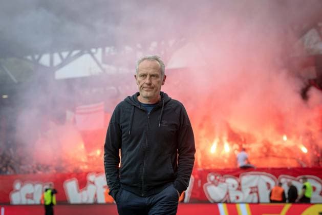 Bilder des Jahres 2019, Sport 10 Oktober Sport Themen der Woche KW42 Sport Bilder des Tages Fußball Berlin 19.10.2019 1. Bundesliga DFL Saison 2019 2010 Union Berlin - SC Freiburg Christian Streich (Freiburg, Trainer) beschwert sich bei den eigenen Freiburger Fans über die Pyros