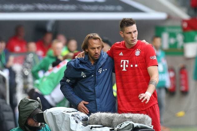 Niklas Suele 4 (FC Bayern Muenchen) muss verletzt vom Platz, FC Augsburg vs. FC Bayern Muenchen, Fussball, 1.Bundesliga, 19.10.2019, DFL REGULATIONS PROHIBIT ANY USE OF PHOTOGRAPHS AS IMAGE SEQUENCES AND OR QUASI-VIDEO Augsburg Bayern Deutschland