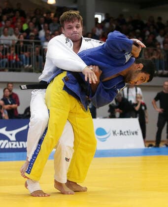 BAU 19.10.2019 Esslingen am Neckar Judo Final Four KSV Esslingen, v.l. Timo Cavelius (TSV Abensberg, weiß), Saeid Mollaei (KSV Esslingen, blau)