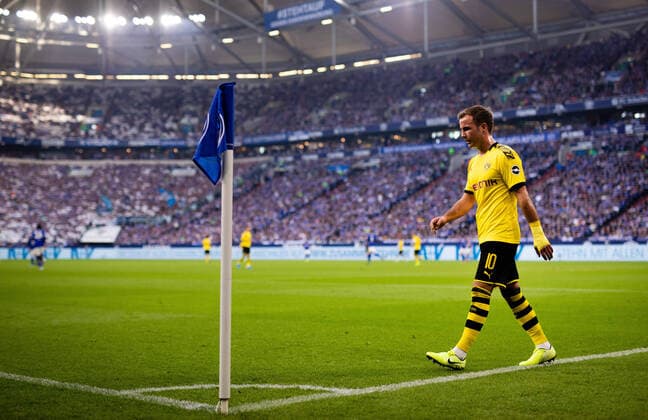 Bilder des Jahres 2019, Sport 10 Oktober Gelsenkirchen, 26.10.2019 Mario Götze (BvB) klatschte nach seiner Auswechslung nicht mit Thorgan Hazard (BvB) ab FC Schalke 04 - Borussia Dortmund DFL regulations prohibit any use of photographs as image sequences and or quasi-video