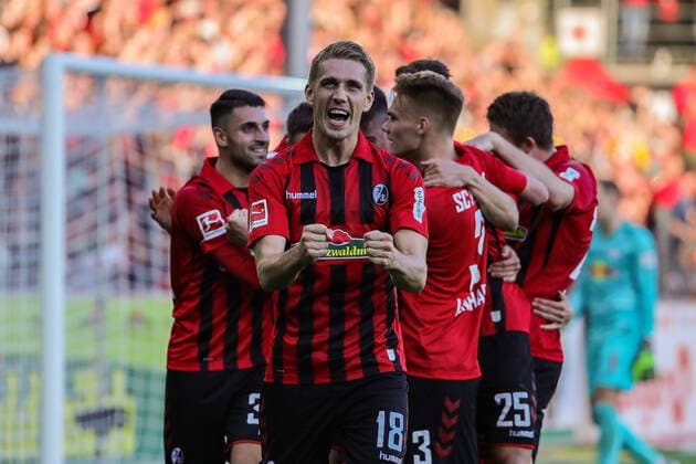 Bilder des Jahres 2019, Sport 10 Oktober Sport Themen der Woche KW43 Sport Bilder des Tages Fussball Bundesliga - 19 20 - SC Freiburg vs. RB Leipzig - 26-10-2019 Torjubel zum 2:0 durch Nils Petersen (SC Freiburg 18), beim Fussball Bundesliga Spiel zwischen dem SC Freiburg und RB Leipzig, am Samstag, den 26. Oktober 2019 im Schwarzwald-Stadion in Freiburg im Breisgau (Deutschland). DFL REGULATIONS PROHIBIT ANY USE OF PHOTOGRAPHS AS IMAGE SEQUENCES AND OR QUASI-VIDEO. Copyright: xBEAUTIFULxSPORTS G.xHubbsx