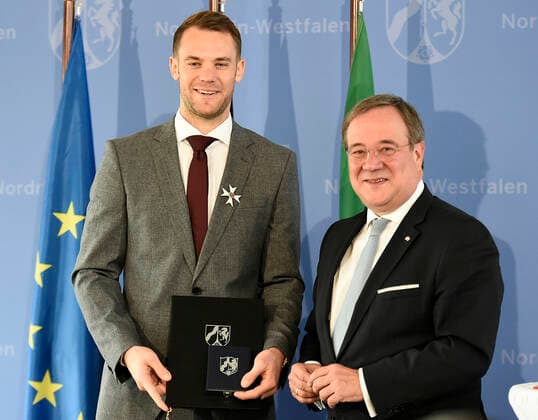 Sport Themen der Woche KW44 Bilder des Jahres 2019, Sport 10 Oktober Sport Bilder der Tages Verleihung des Verdienstordens des Landes Nordrhein-Westfalen an Manuel Neuer. Manuel Neuer,Torwart von Bayern München und der deutschen Nationalmannschaft bekam in der Staatskanzlei des Landes Nordrhein-Westfalen den Verdienstorden von NRW-Ministerpräsident Armin Laschet überreicht,fotografiert am 30.10.2019. Â