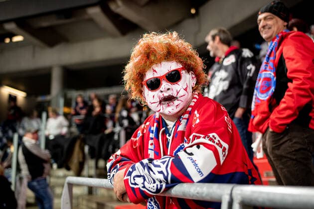 Sport Bilder des Tages Bilder des Jahres 2019, Sport 10 Oktober 31.10.2019 - Eishockey - Saison 2019 2020 - DEL - 16. Spieltag: Thomas Sabo Ice Tigers Icetigers Nürnberg - Eisbären Berlin - ThHa - Impression Red Party verkleideter Fan