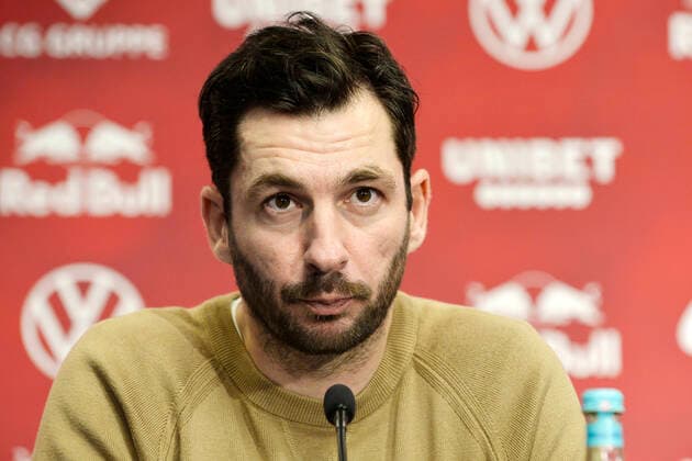 Fußball Bundesliga, Saison 2019 2020, 10. Spieltag, RB Leipzig vs. Mainz 05 (02.11.2019) 8:0 (5:0) Sandro Schwarz (Trainer Mainz 05) nach dem Bundesliga-Spiel Leipzig gegen Mainz (02.11.2019) (8:0 5:0) auf der Pressekonferenz. Schwarz schaut nach oben und presst die Lippen zusammen. Leipzig Sachsen Deutschland Red-Bull Arena