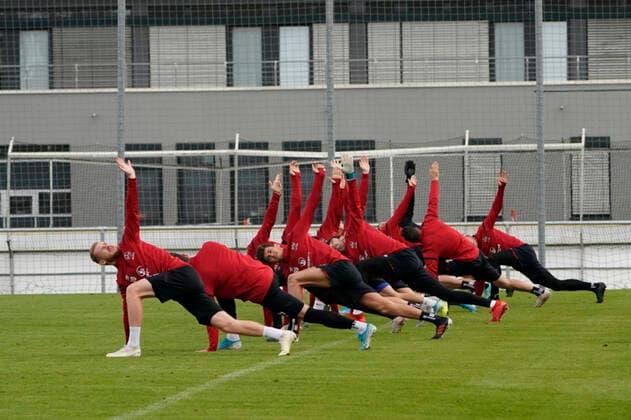 14.10.2019 - Fussball - 2. Fussball-Bundesliga - Saison 2019 2020 - 1. FC Nürnberg Nuernberg FCN Club - Training - - Soccer 2 Soccer Bundesliga Season 2019 2020 1 FC Nuremberg Nuremberg FCN Club, Deutschland, Nuernberg, Sportpark Valznerweiher - Mannschaft wärmt sich auf DFL REGULATIONS PROHIBIT ANY USE OF PHOTOGRAPHS AS IMAGE SEQUENCES AND OR QUASI-VIDEO. Copyright: HMBxMedia BorisxSchumacher