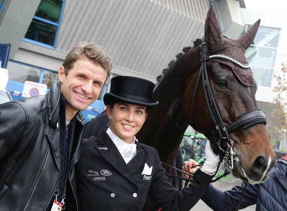 Bilder des Jahres 2019, Sport 11 November Sport Themen der Woche KW46 Sport Bilder des Tages Stuttgart , Reiten , Stuttgart German Masters , Dressur , Qualifiaktion zum Grand Prix Special , Siegerin Lisa Müller mit ihrem Mann Thomas Müller und Pferd Gut Wettlkam s Stand by me old