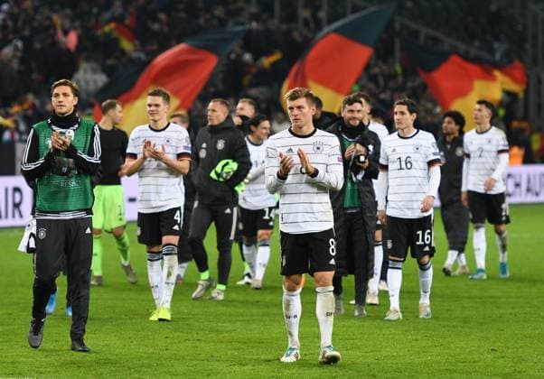 Bilder des Jahres 2019, Sport 11 November Sport Themen der Woche KW46 Sport Bilder des Tages Europameisterschaftsqualifikation: Deutschland - Weißrussland 16.11.2019 in Mönchengladbach. Die Deutsche Mannschaft auf der Ehrenrunde. Vorne: Toni Kroos. Li: Niklas Stark, dahinter: Matthias Ginter. Re: Jonas Hector und Sebastian Rudy. DFL REGULATIONS PROHIBIT ANY USE OF PHOTOGRAPHS AS IMAGE SEQUENCES AND OR QUASI-VIDEO
