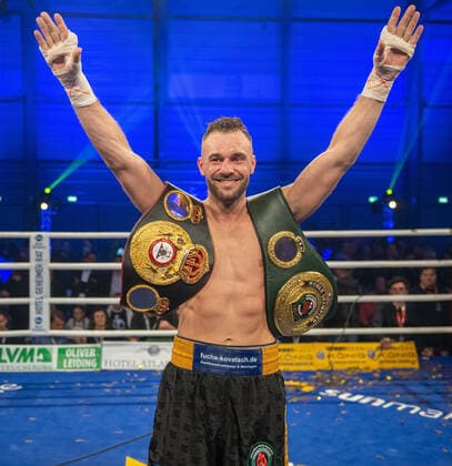 Bilder des Jahres 2019, Sport 11 November Sport Themen der Woche KW46 Sport Bilder des Tages Kampf um die IBO und WBA - Weltmeisterschaft im Halbschwergewicht Europameister Dominic Bösel (GER, Blaue Ecke) vs. IBO-Weltmeister Sven Fornling (SWE, Rote Ecke) SES Box Gala am 17.11.2019 in der HALLE MESSE Arena Copyright: xVIADATAx xHolgerxJohnx Halle Saale Sachsen-Anhalt Deutschland