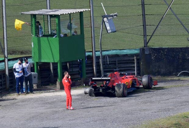 Bilder des Jahres 2019, Sport 11 November Sport Themen der Woche KW46 FORMULA 1 HEINEKEN GRANDE PRÃäMIO DO BRASIL 2019 17.11.2019, Autodromo Jose Carlos Pace, Interlagos, FORMULA 1 HEINEKEN GRANDE PRÃäMIO DO BRASIL 2019 , im Bild Sebastian Vettel (GER 5), Scuderia Ferrari Mission Winnow fällt mit Reifenschaden nach der Kollision mit Charles Leclerc (MCO 16), Scuderia Ferrari Mission Winnow aus