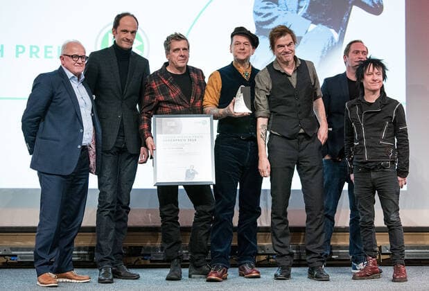 Bilder des Jahres 2019, Sport 11 November Sport Bilder des Tages 18.11.2019, xfux, Fussball Ehrenpreis, Verleihung des Julius Hirsch Preises 2019, emonline, emspor, v.l. Praesident Fritz Keller (Deutscher Fussball Bund DFB), Breiti alias Michael Breitkopf (Promi Musiker Bassist der Gruppe Band Rockband Die Toten Hosen), Andi alias Andreas Meurer (Promi Musiker Bassist der Gruppe Band Rockband Die Toten Hosen), Kuddel alias Andreas von Hols (Promi Musiker Bassist der Gruppe Band Rockband Die Toten Hosen), Campino alias Andreas Frege (Promi Musiker Saenger der Gruppe Band Rockband Die Toten Hosen), Thees Uhlmann (Laudatio Hamburger Saenger, Gitarrist und Songwriter), Vom alias Stephen George Ritchie (Promi Musiker Schlagzeuger Drumer der Gruppe Band Rockband Die Toten Hosen) wird mit dem Julius Hirsch Ehrenpreis 2019 ausgezeichnet Frankfurt am Main