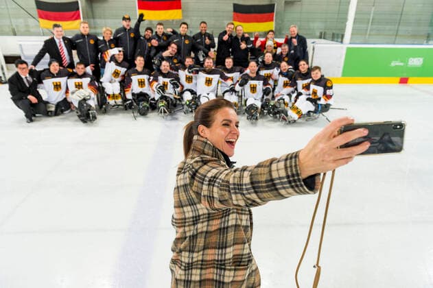 Bilder des Jahres 2019, Sport 11 November Berlin 2019 World Para Ice hockey, Eishockey Championships B-Pool; Berlin, 19.11.2019 Berlin 2019 World Para Ice Hockey Championships B-Pool Competition Day 3 - Spiel 3 Deutschland-Grossbritannien Nach dem Spiel hat Katarina Witt ein Selfie mit der Deutschen Para Eishockey Nationalmannschaft gemacht. Der ehemalige Eislaufstar unterstuetzt mit ihrer Stiftung Projekte in der schnellsten Mannschaftssportart im Para Copyright: xBEAUTIFULxSPORTS RalfxKuckuckx