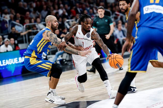 Bilder des Jahres 2019, Sport 11 November Sport Bilder des Tages links Panagiotis Vasliopoulos (Peristeri winmasters, 21) rechts 01 Paris Lee (Brose Bamberg) Basketball Champions League 2019 20, Gruppenphase Spieltag 6, Brose Bamberg - Peristeri winmasters 20.11.2019, Bamberg, Brose Arena Brose Bamberg - Peristeri winmasters Bamberg