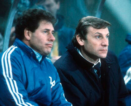 WM Qualifikation: Österreich - Deutsche Demokratische Republik 3:0 15.11.1989 in Wien. Trainer Eduard Geyer (DDR) auf der Bank. Li: Co-Trainer Eberhard Vogel. DFL REGULATIONS PROHIBIT ANY USE OF PHOTOGRAPHS AS IMAGE SEQUENCES AND OR QUASI-VIDEO