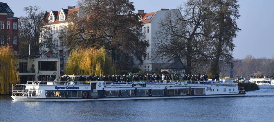 Bilder des Jahres 2019, Sport 11 November Fussball, Herren, Saison 2019 2020, 1. Bundesliga (12. Spieltag), 1. FC Union Berlin - Borussia Mönchengladbach, rund 800 Fans von Mönchengladbach kamen fast zeitgleich auf vier Dampfern in der Köpenicker Altstadt am Luisenhain an, 23.11. 2019, Copyright: xMatthiasxKochx